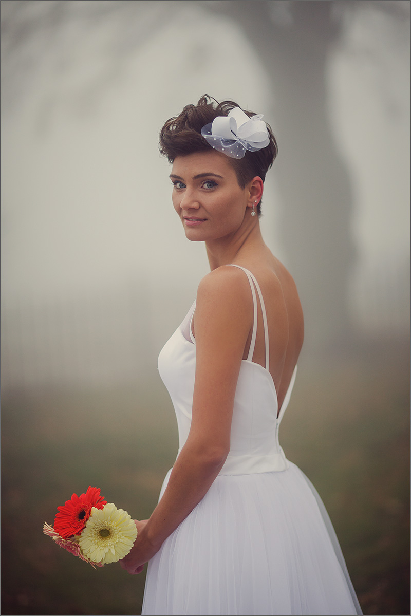 zdjęcia ślubne w plenerze Rzeszów kwiaty mgła