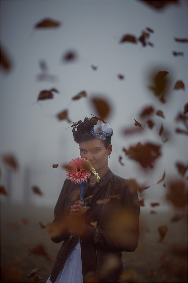 Plener ślubny jesienny liście mgła