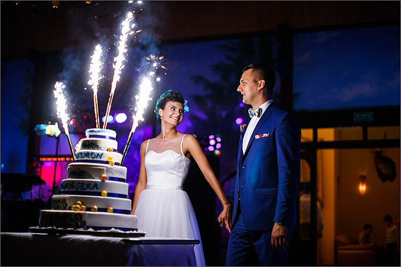 Fotografia ślubna reportaż Rzeszów tort panna młoda