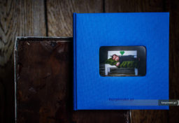 album rodzinny z dzieckiem i pięknymi zdjęciami