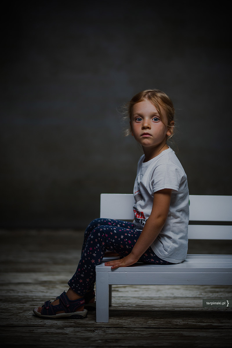 Dziewczynka siedząca na ławce
