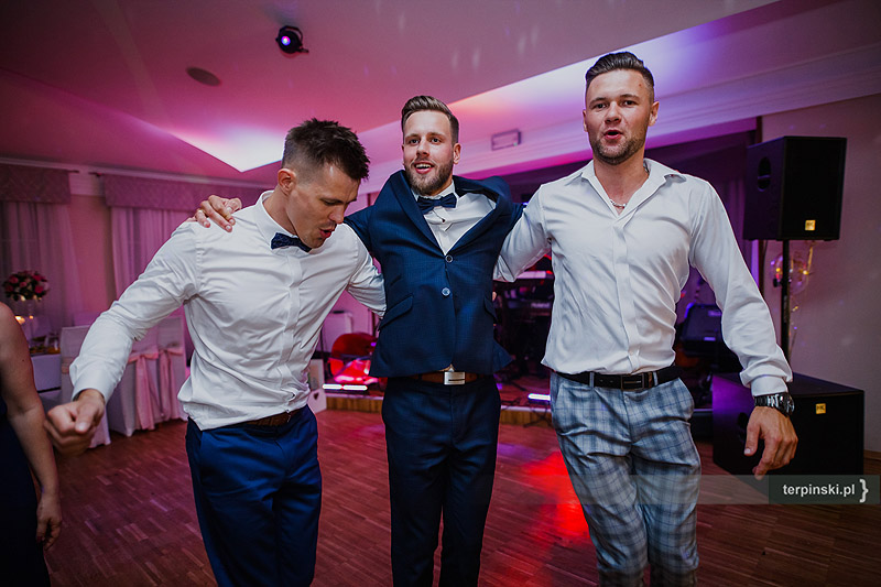 Zdjęcia ślubne zabawa pan młody