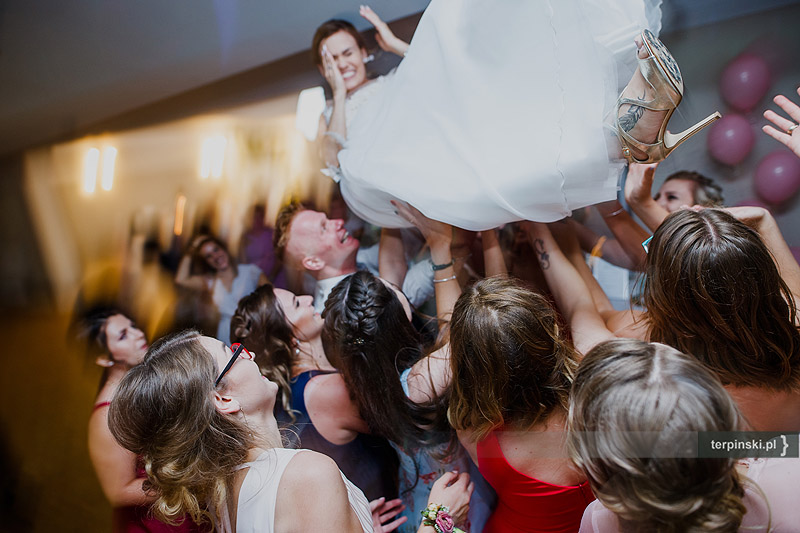 Zdjęcia ślubne zabawa na sali