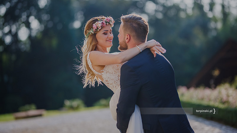 Zdjęcia ślubne w plenerze para młoda