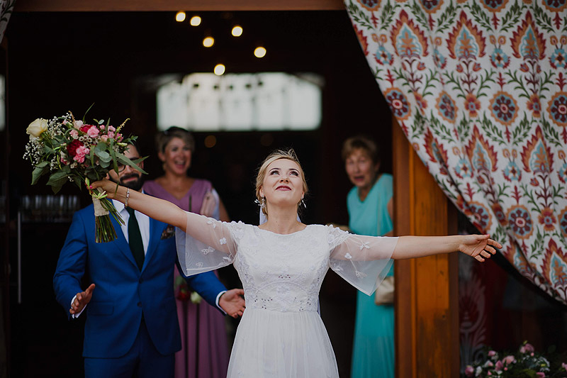 Pani młoda na weselu kwiaty