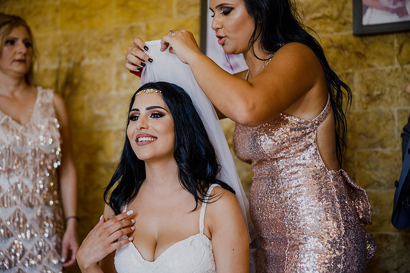 Fotoreportaż ślubny Cypr przygotowania młoda