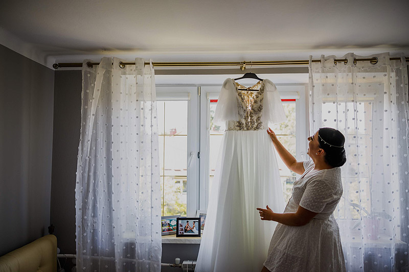 Przygotowania ślubne u Pani młodej w domu skuknia