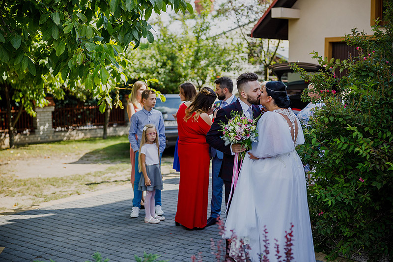 Przygotowania ślubne u Pani młodej całusy