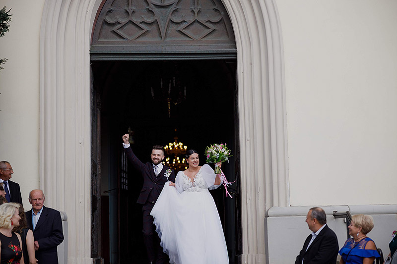 Ceremonia ślubna w Żołyni wyjścia z kościoła