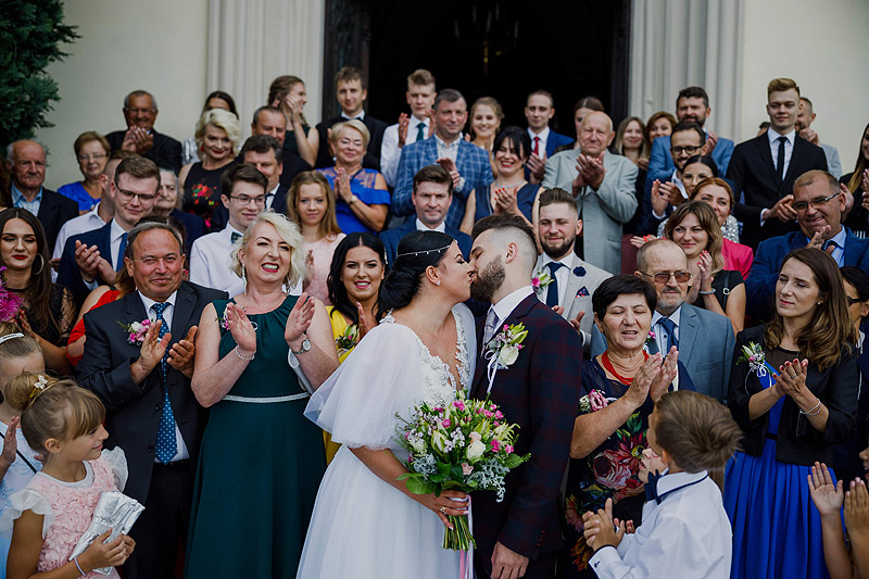 Ceremonia ślubna w Żołyni wyjścia z kościoła