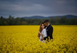 Fotografia plenerowa para młoda